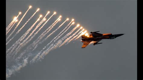 F16 fighter yet shooting flares - YouTube