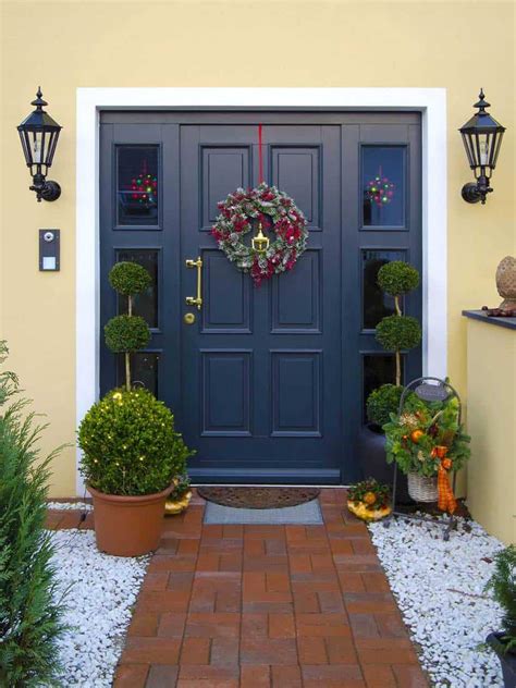 Front Door Colors For Tan House: 13 Photo Ideas