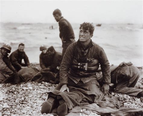 American soldiers on Omaha Beach recover the dead after D-Day 1944 by Walter Rosenblum [1000 × ...