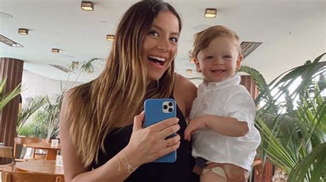 Esposa de Chicharito comparte el video más tierno de su hijito Noah ...