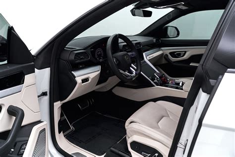 Arriba 68+ imagen lamborghini urus interior white - Abzlocal.mx