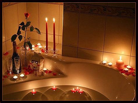 20+ Romantic Candles And Rose Petals – The Urban Decor