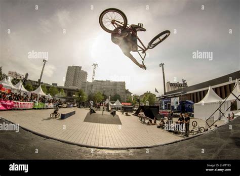 Bmx stunts hi-res stock photography and images - Alamy