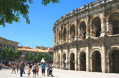 Visite en famille des monuments romains de Nîmes