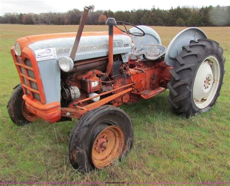 Ford 801 tractor in Guthrie, OK | Item B7173 sold | Purple Wave