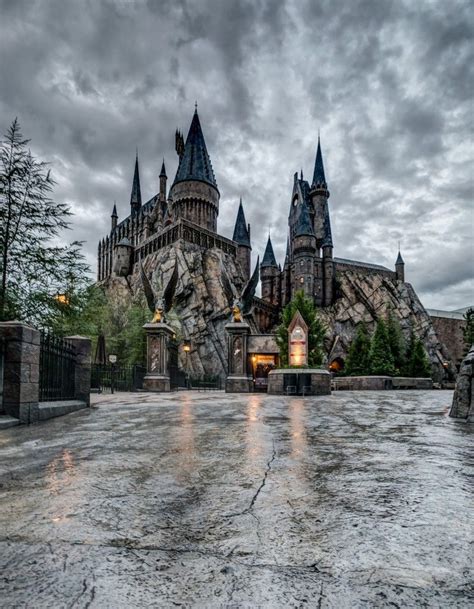 9 remarkable photos of the Wizarding World after hours | Universal studios orlando harry potter ...