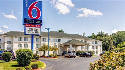 Motel 6 Outdoor Lighting Retrofits | Commercial Energy Case Study