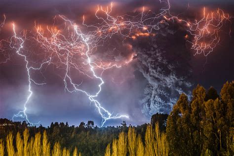 Stunning volcano lightning pictures dramaturgy - Strange Sounds