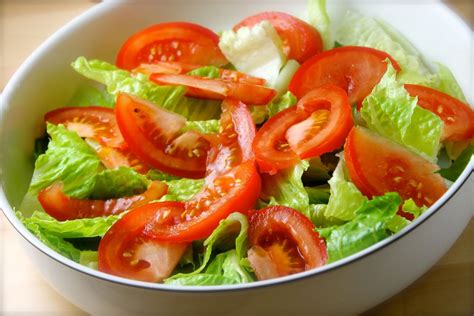 ¡He aquí la famosa ensalada de lechuga y tomates! Sin duda alguna es una de mis favoritas, no ...