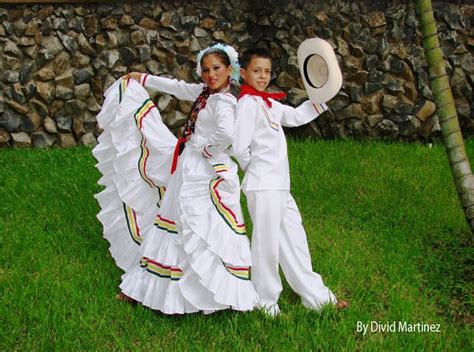 Los Trajes Típicos de Honduras | Traditional dresses, Folk dresses ...