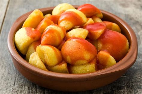 Spanish Patatas Bravas Recipe (Spanish Fried Potatoes with Spicy Sauce)