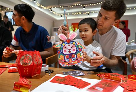 GLOBALink | Foreigners gather to enjoy Lantern Festival in S China's Hainan-Xinhua