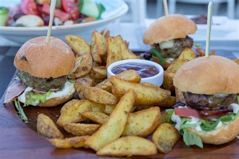 Hamburger, Bratkartoffeln und Ketchup - Creative Commons Bilder