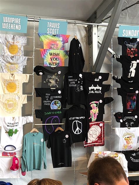 Trav merch at Lolla : r/travisscott