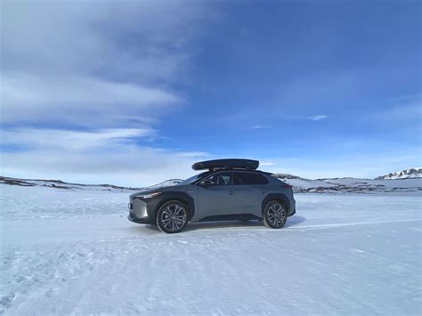 Toyota bZ4X med takboks | Toyota Norge