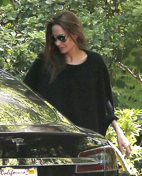 Brad Pitt and Angelina Jolie Spotted in a Tesla Model S - autoevolution