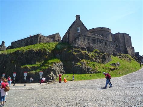 50 Photos of Edinburgh Castle in Scotland, Beautiful Scenery from the top of Castle Rock | BOOMSbeat