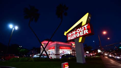 In-N-Out Burger Bans Workers in 5 States From Wearing COVID-19 Masks