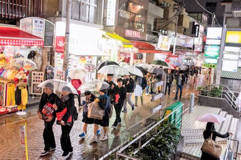 Rainy night on Takeshita Dori in Harajuku tonight. | Tokyo Fashion