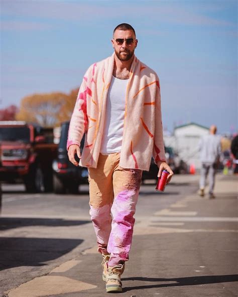 Travis Kelce Outfit from October 16, 2022 | WHAT’S ON THE STAR?