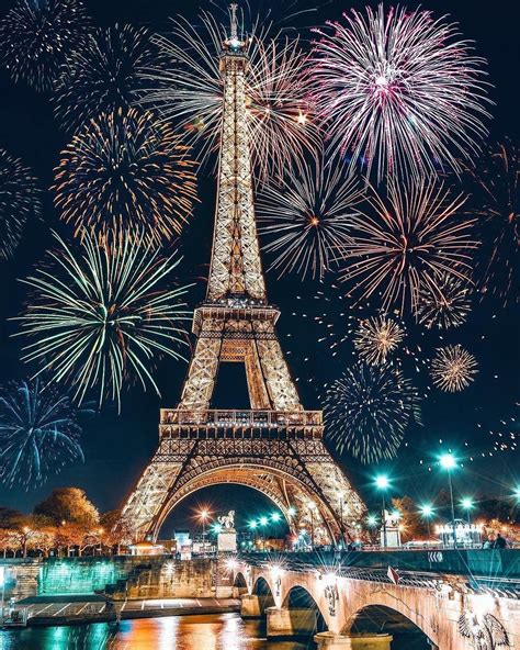 Happy New Year!! 🎆🎊🎈 Wishing you healthy & happy 2019 ️🙏🏻 ️ - | Paris tour eiffel, Tour eiffel ...