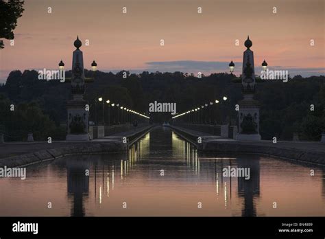 Briare canal aqueduct Stock Photo - Alamy