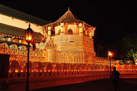 Kandy Hills på Sri Lanka - Det hellige Tempel, hvor Buddha´s Tand opbevares ! | Beautiful places ...