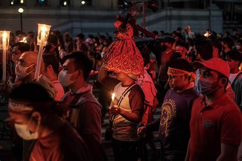 Devotees join big procession for Black Nazarene feast | CBCPNews