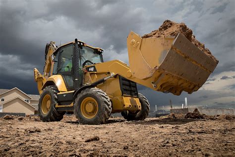 Design offers good load control to Cat's 440, 450 backhoes