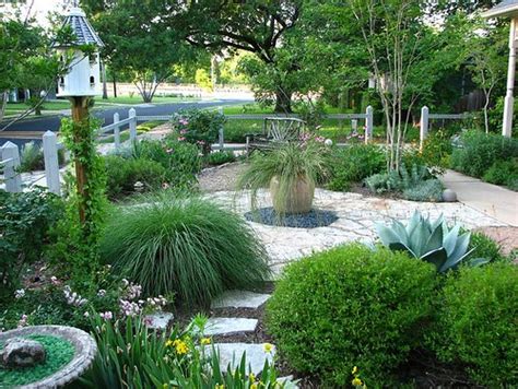 Pam Penick's Austin Front Yard | All drought-tolerant, low-c… | Flickr