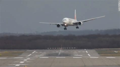 Pilot explains crosswinds landing - CNN.com