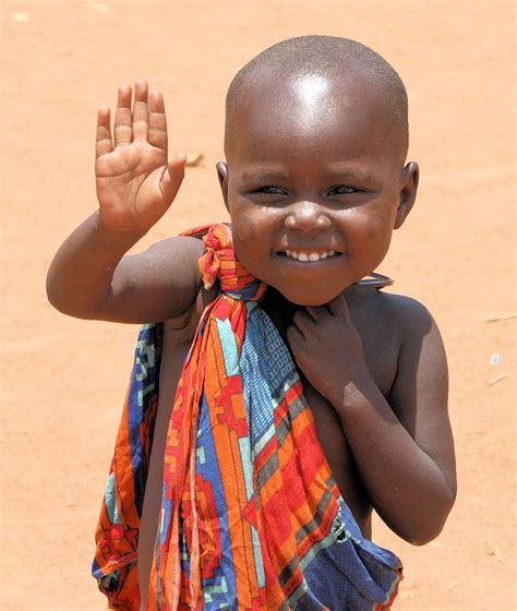 A cute little toddler in Africa waving to someone [866×1024] | Pois, Bambini