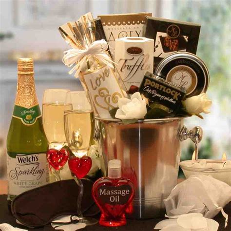 Deluxe Romantic Evening For Two Gift Basket | Couples Gift Baskets | Arttowngifts.com