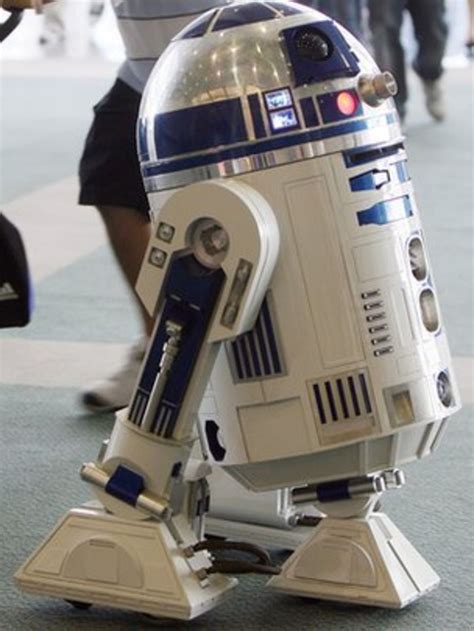 Star Wars: R2-D2 to appear in next movie outing - BBC News