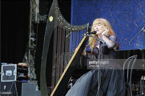 Loreena and her harp | Loreena mckennitt, World music, Musician