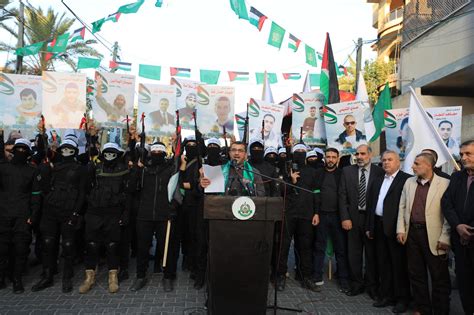 Hamas Fighters Wear ‘Lions Den’ Insignias in Gaza Parade - Palestine ...