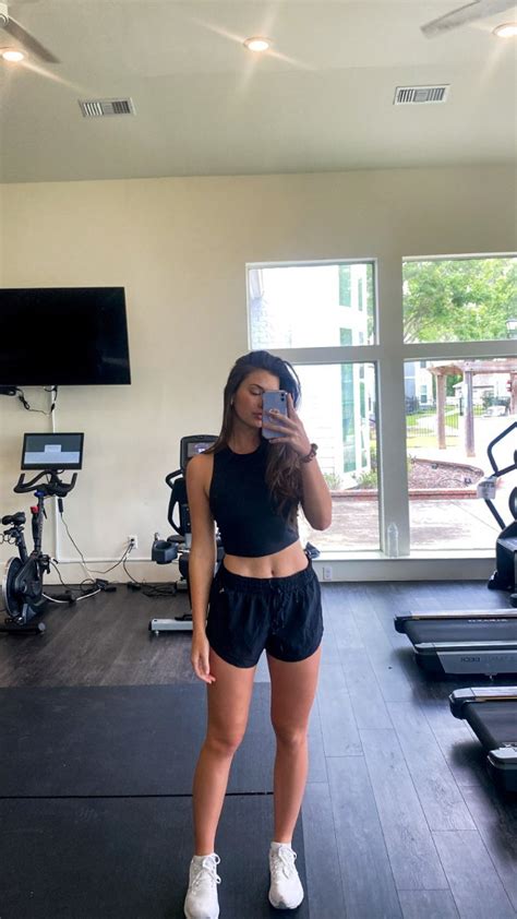 Aileen Hnatiuk shows off stunning gym gains in tiny shorts as fans say NFL reporter scores '10s ...