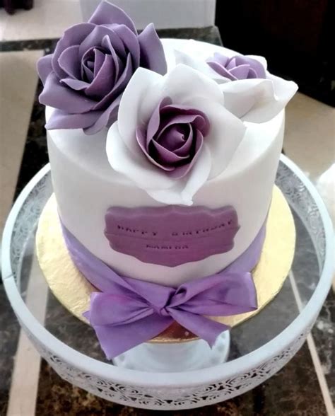 Purple roses birthday cake | Modelos de bolo, Fotos de bolos confeitados, Queques