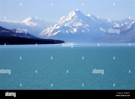 Mount Cook Aoraki view from Lake Pukaki Stock Photo - Alamy