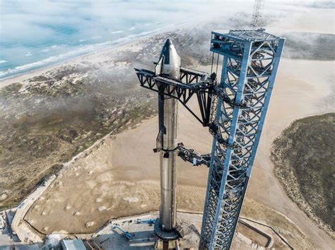 Découvrez SpaceX Starship Gleaming sur la rampe de lancement dans de ...