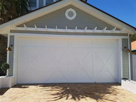 Stunning colonial garage door - visit our post for way more suggestions! #colonialgaragedoor ...