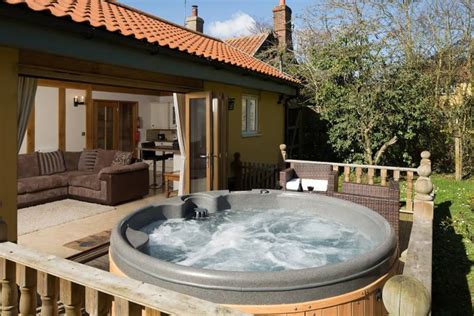 19 Best Holiday Cottages With Hot Tubs in the UK | Glamour UK