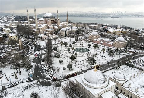 Snowfall blankets Istanbul, boosts water resources | Daily Sabah