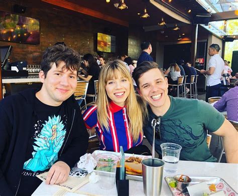 With her brothers : r/jennettemccurdy