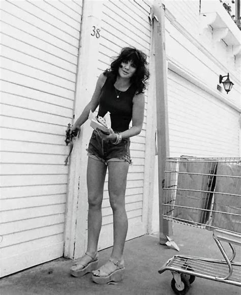 Linda Ronstadt at her beach home in Malibu, 1976 : r/OldSchoolCool