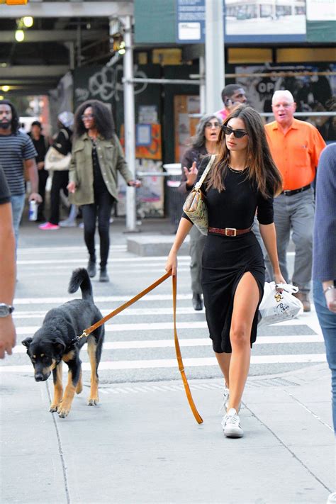 I Am Obsessed With Emily Ratajkowski’s Dog-Walking Outfits | Vestidos ...