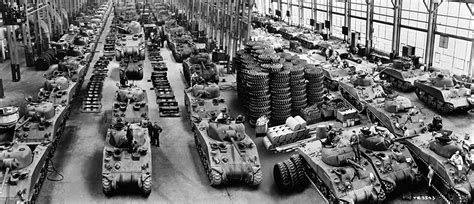 [Photo] Men working on M4 tanks at the Detroit Arsenal Tank Plant ...