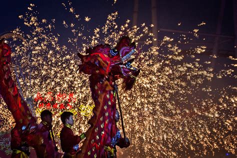 Chinese New Year: Fireworks and dragon dances at Spring Festival temple fairs [Photo report]