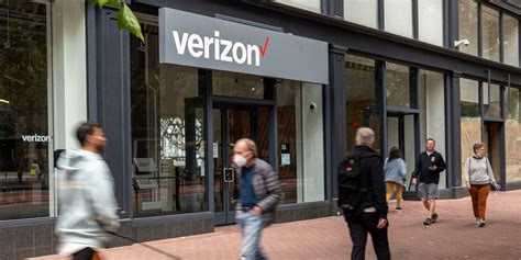 A Verizon Communications Bull Gives Up and Downgrades the Stock - Barrons