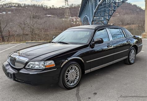 No Reserve: 12k-Mile 2008 Lincoln Town Car Signature L for sale on BaT Auctions - sold for ...